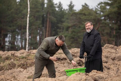 Блаженніший Святослав разом зі священниками висадив саджанці у лісі на Київщині