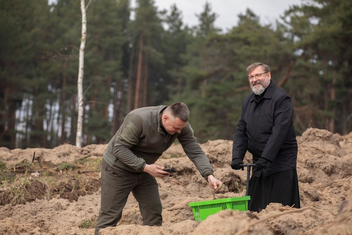 Блаженніший Святослав разом зі священниками висадив саджанці в лісі на Київщині