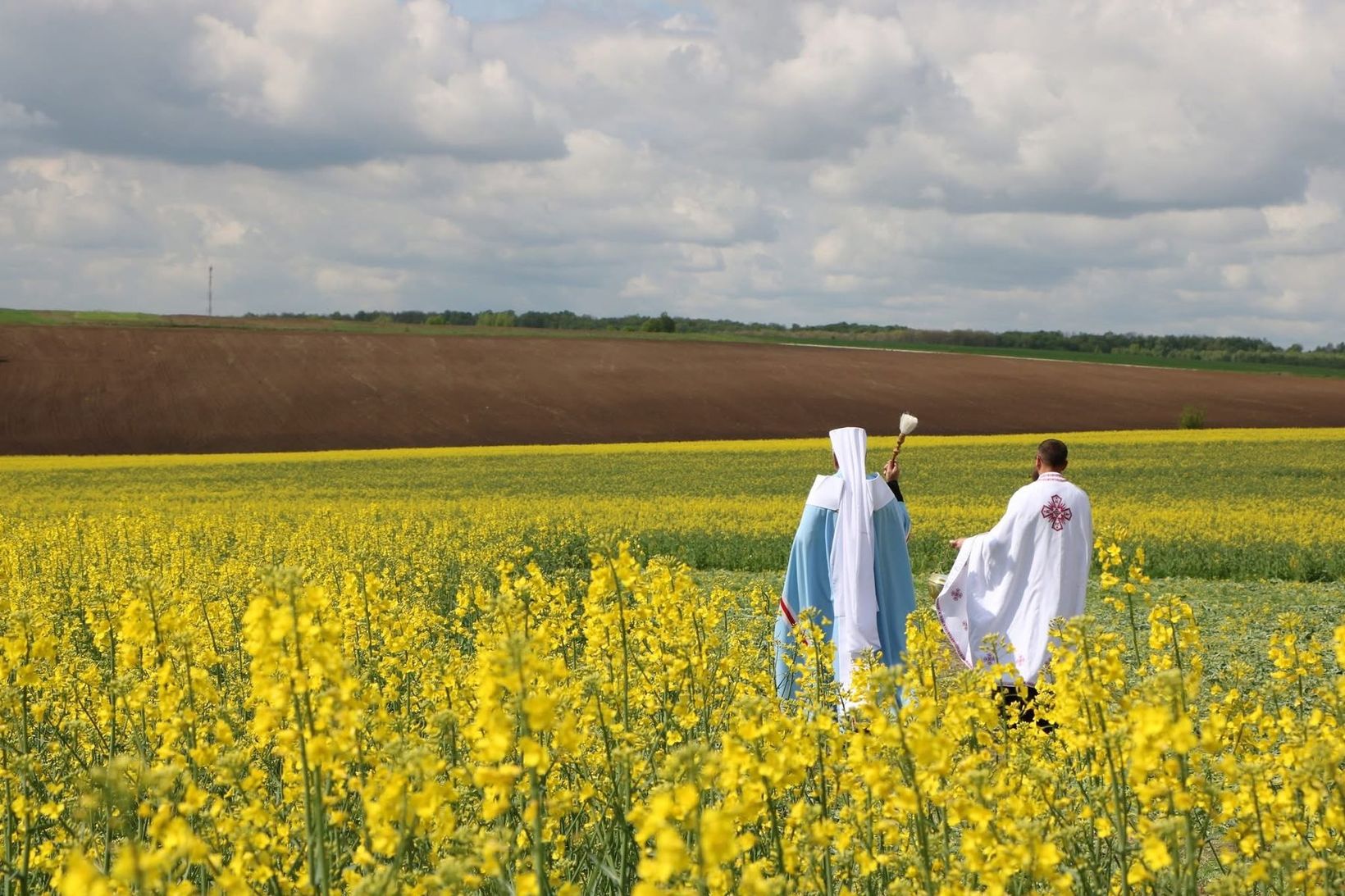 Освячення землі під будівництво монастиря у Духовій Криниці. Митрополит Івано-Франківський Володимир Війтишин з о. Теодосієм Савчуком, ВС. Фото: Департамент інформації Івано-Франківської архиєпархії УГКЦ