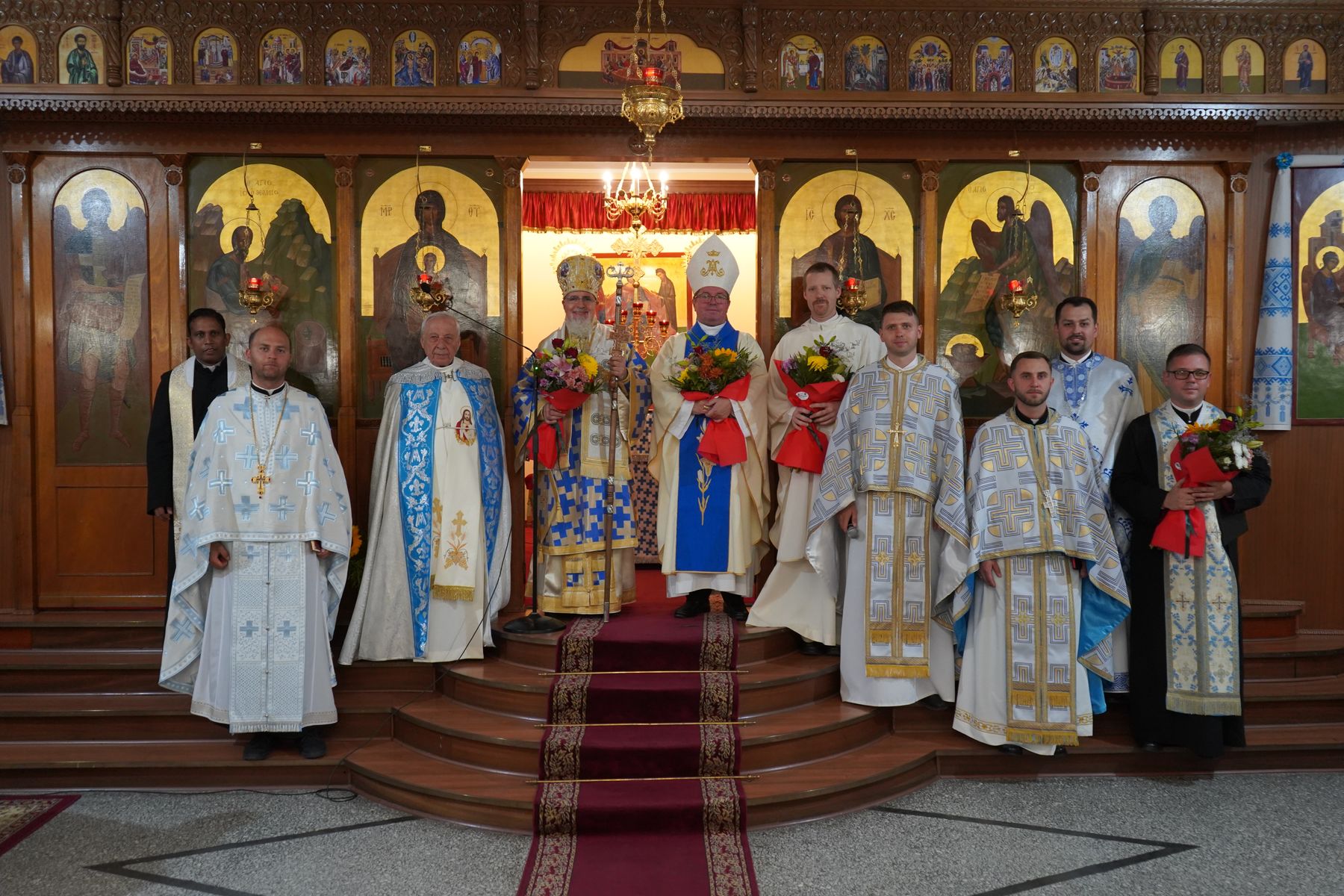 В Афінах у свято Покрова освятили другий ярус іконостасу