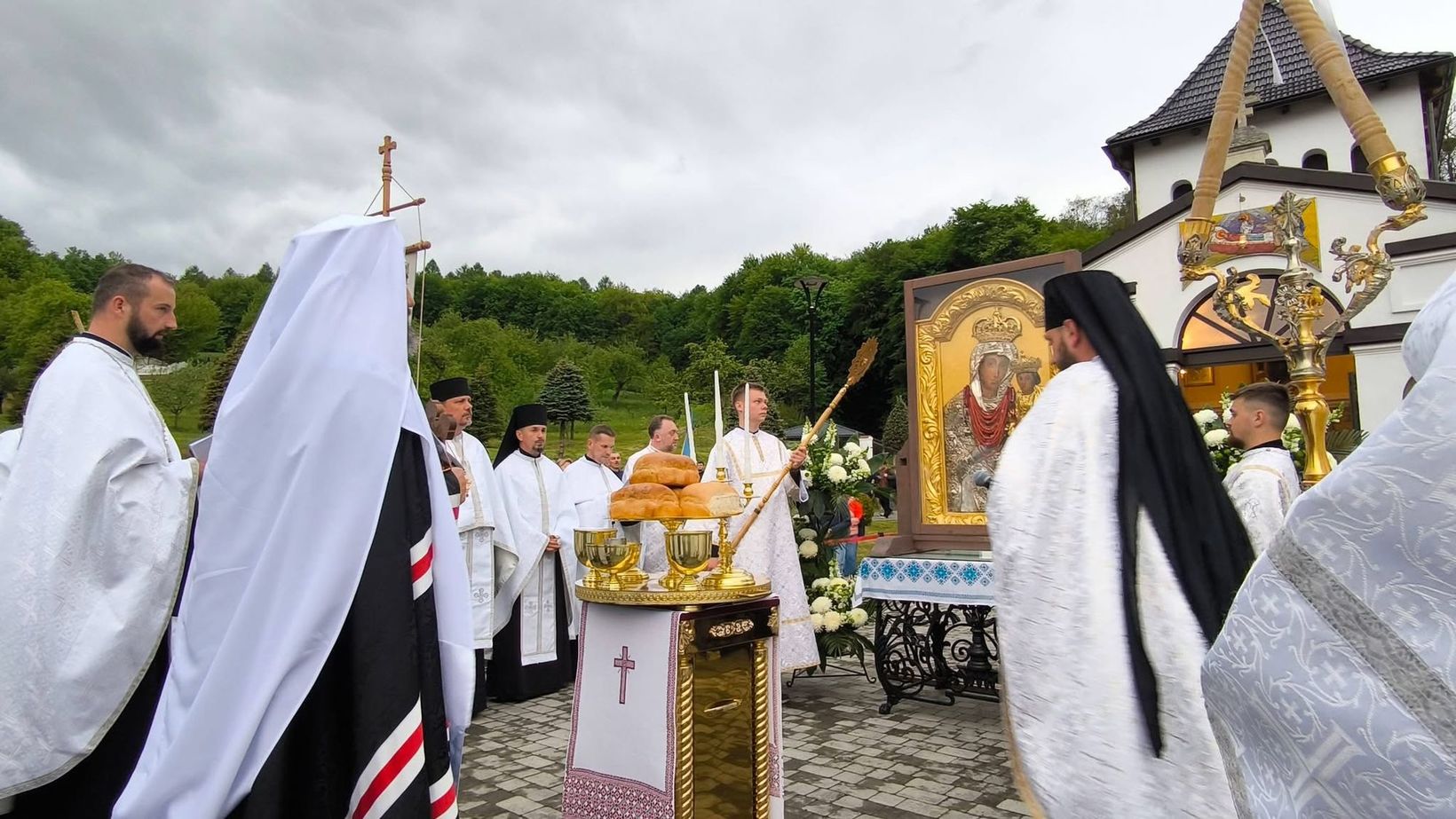На горищі митрополичих палат в Уневі знайшли реліквії та коралі вартістю понад 10 тисяч євро На горищі митрополичих палат в Уневі знайшли реліквії та коралі вартістю понад 10 тисяч євро