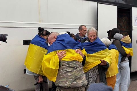Карітас України та Карітас Чернігів зустріли евакуйованих жителів Олешок на кордоні з Білоруссю