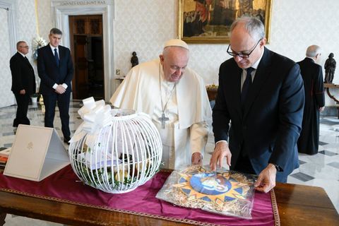 Папі Франциску подарували Різдвяну зірку, яку виготовили вихованці катехитичної школи «Свята Софія»