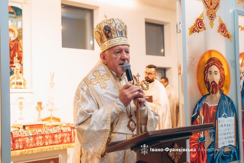 Bishop Volodymyr Viytyshyn consecrates new chapel in Starun