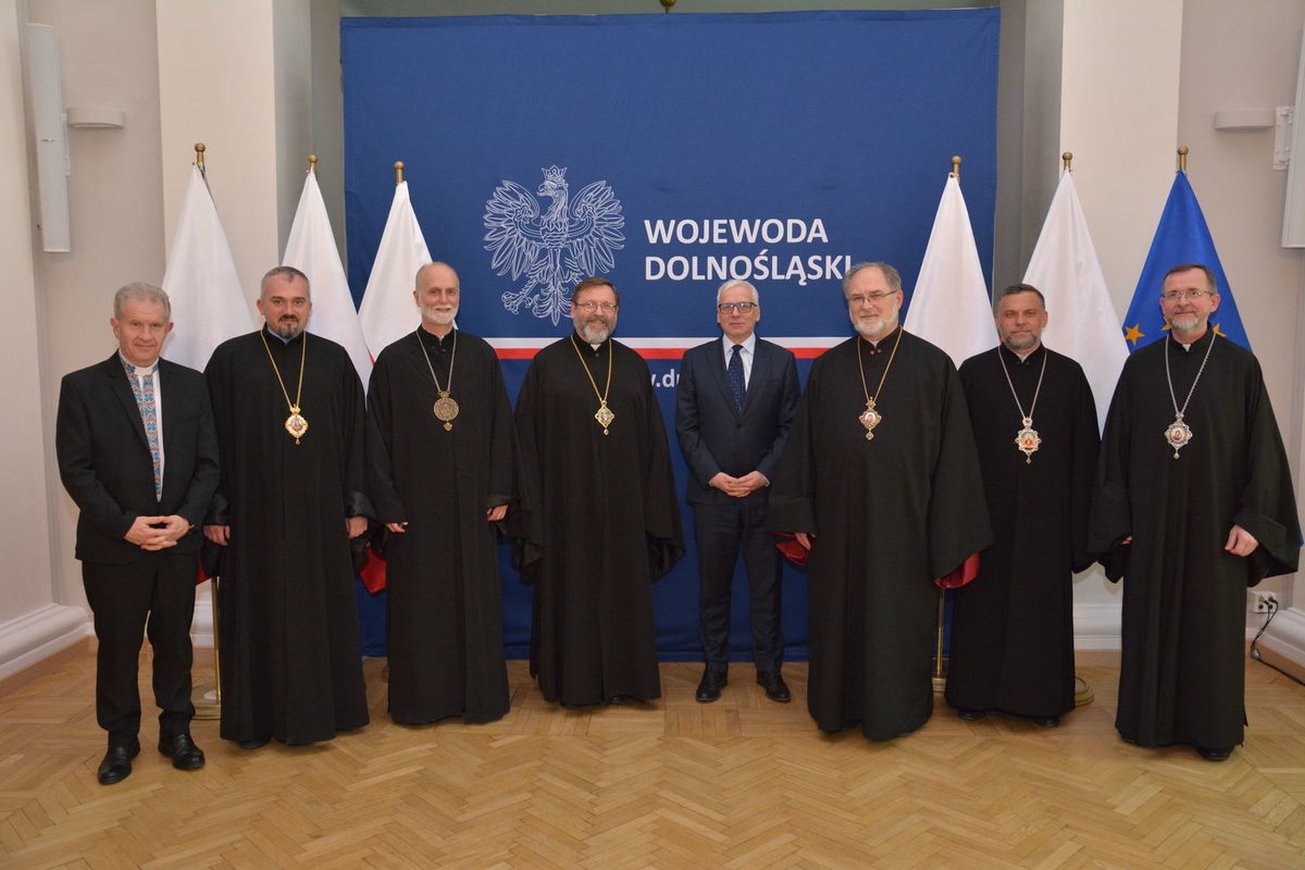 Governor of Lower Silesia Jarosław Obremski talks with the bishops of the Permanent Synod of the UGCC
