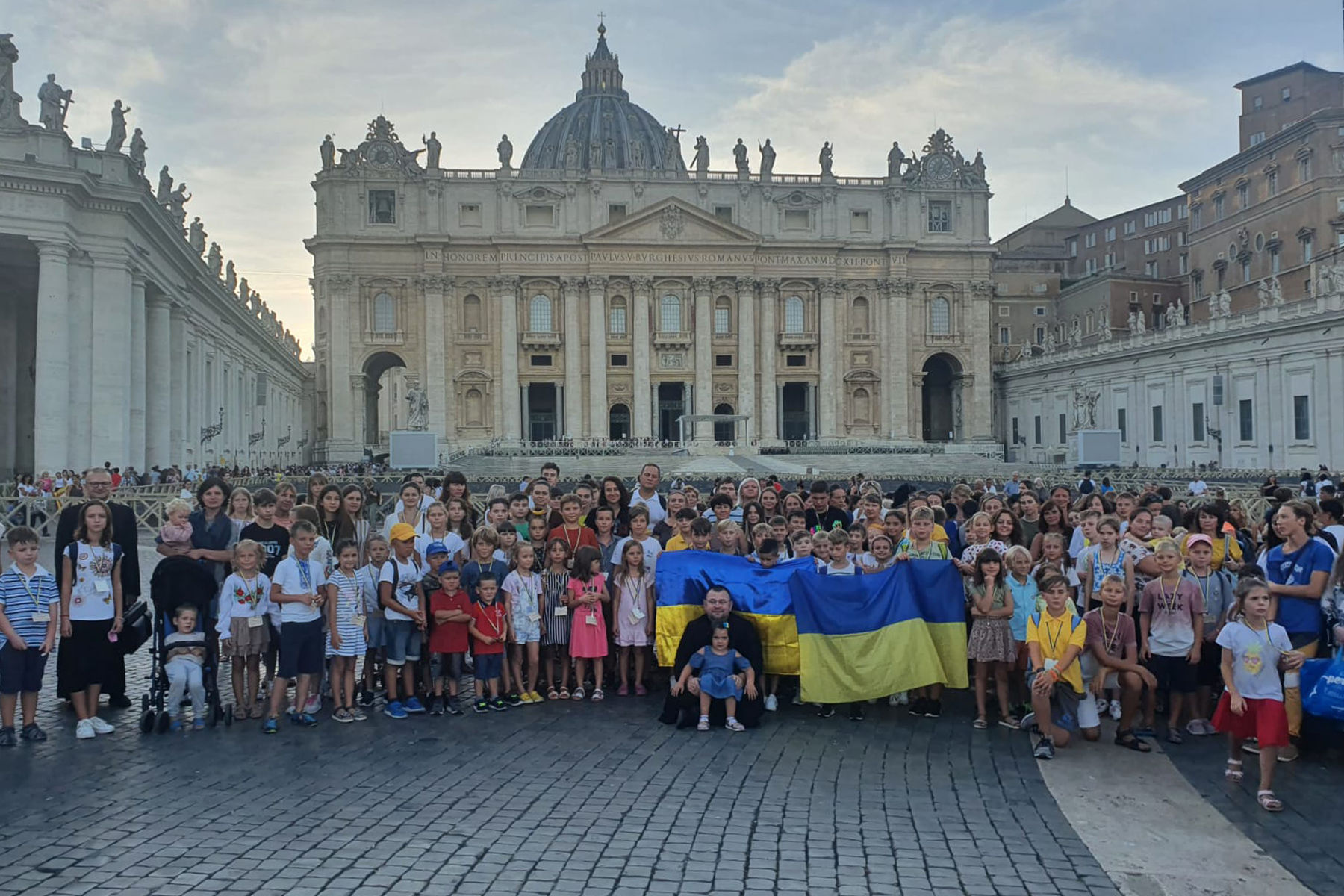 Три сотні дітей та матерів, що покинули Україну через війну, розпочали навчальний рік молитвою в соборі Святого Петра у Ватикані