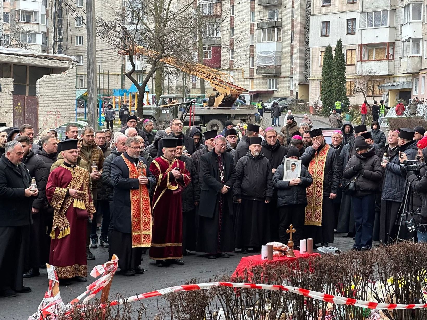 Глава УГКЦ з католицькими єпископами України на місці трагедії в Тернополі: «Ваш біль є болем усього тіла Христової Церкви» Глава УГКЦ з католицькими єпископами України на місці трагедії в Тернополі: «Ваш біль є болем усього тіла Христової Церкви»