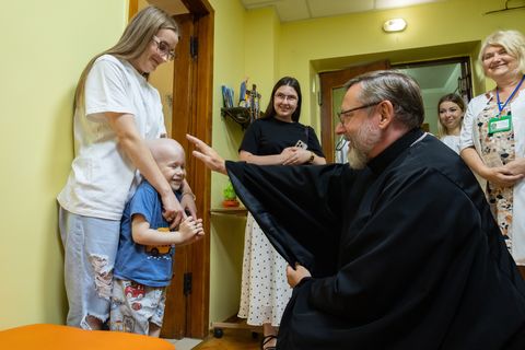 «Тут лікують не лише тіло, а й повертають надію»: Глава УГКЦ у Івано-Франківській обласній дитячій лікарні