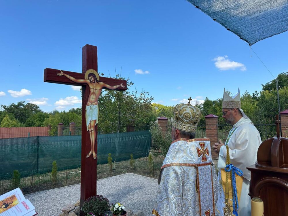 Апостольський нунцій і Харківський екзарх освятили хрест на Полтавщині