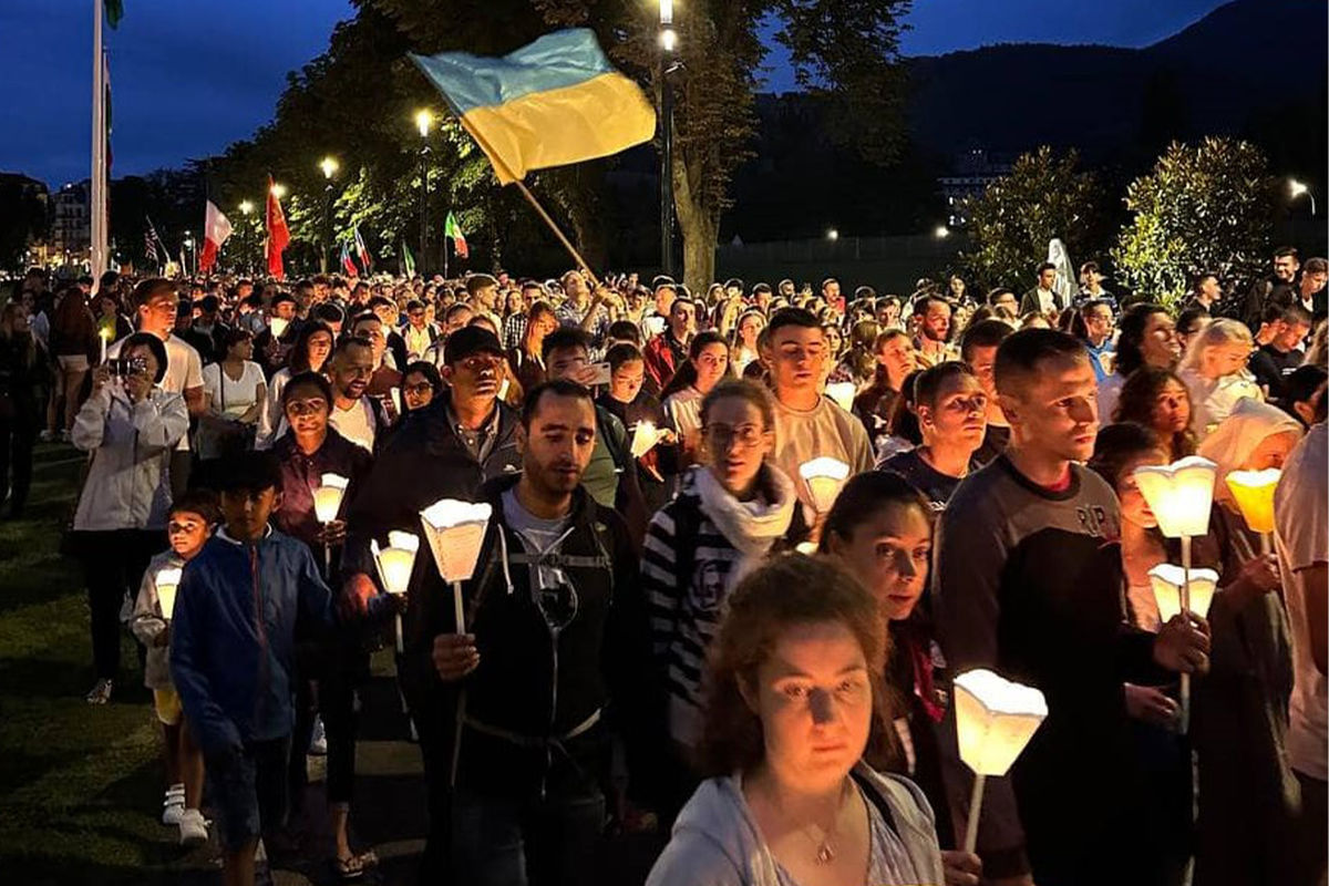 Українська молодь, яка прямує на СДМ, взяла участь у молитовній свічковій ході в Люрді
