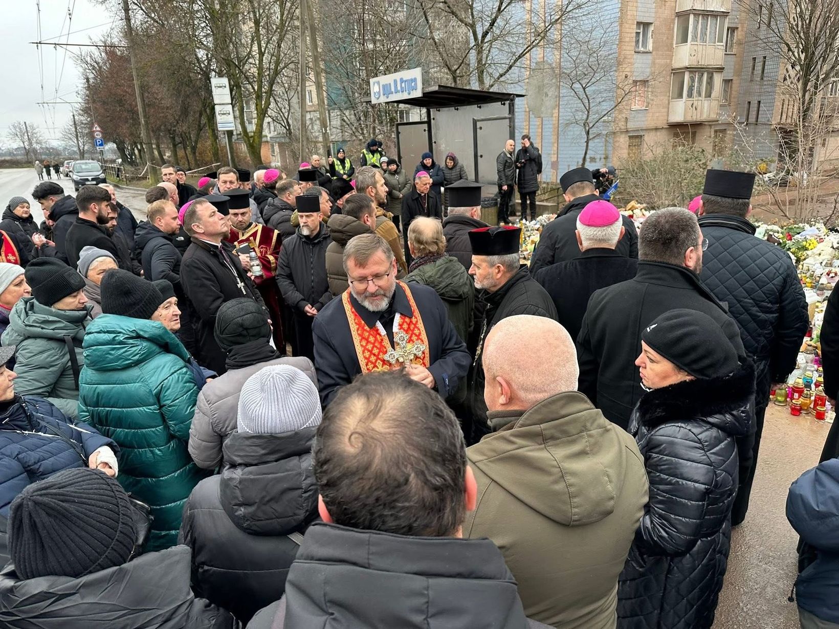 Глава УГКЦ з католицькими єпископами України на місці трагедії в Тернополі: «Ваш біль є болем усього тіла Христової Церкви» Глава УГКЦ з католицькими єпископами України на місці трагедії в Тернополі: «Ваш біль є болем усього тіла Христової Церкви»