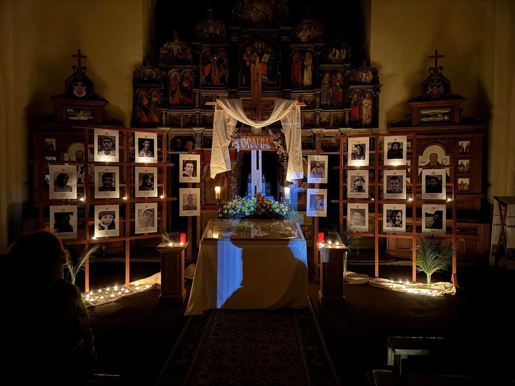 У львівському храмі поруч із&nbsp;Плащаницею встановили портрети загиблих військових