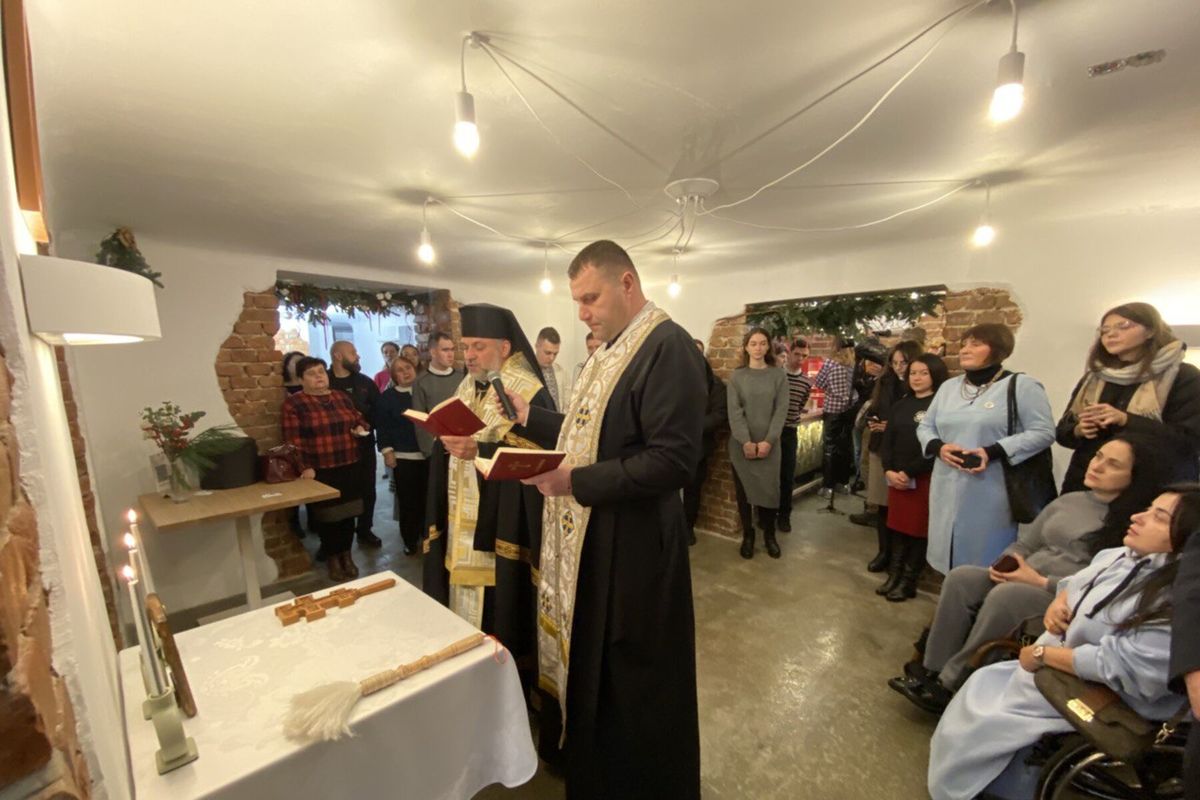 Владика Йосафат Мощич освятив першу в Чернівцях інклюзивну кав’ярню