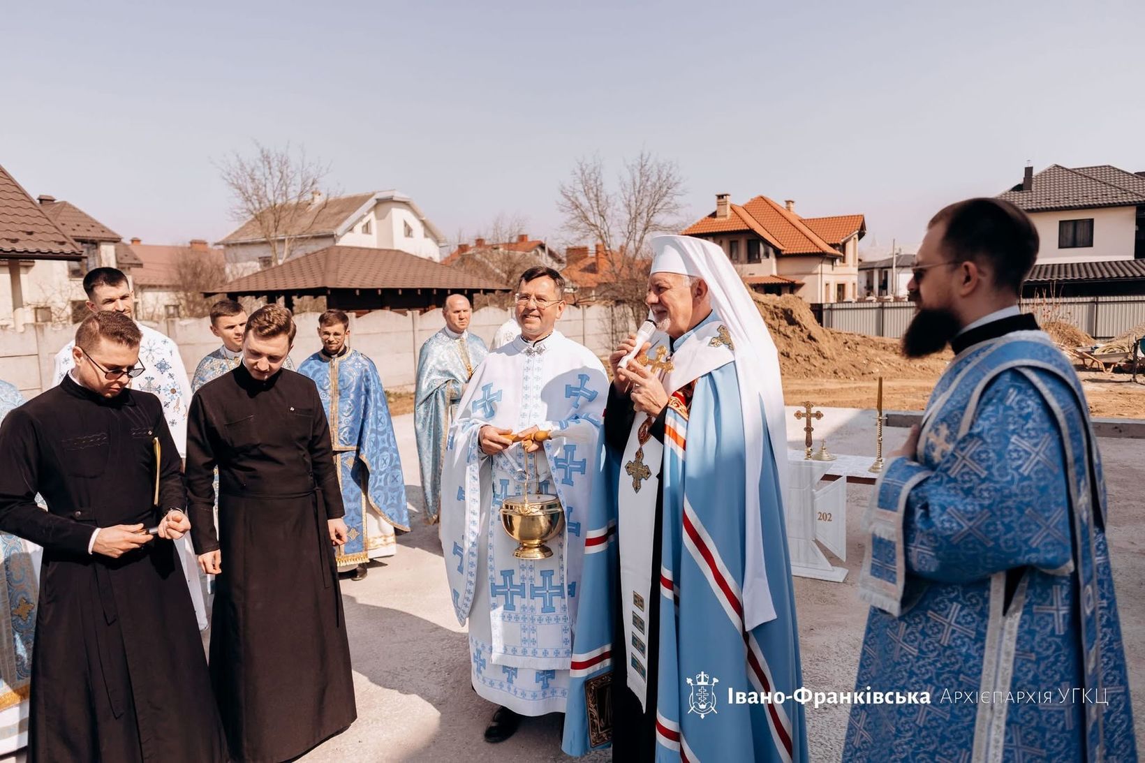 В Івано-Франківській архиєпархії освятили наріжний камінь майбутнього центру реабілітації та&nbsp;паліативної допомоги