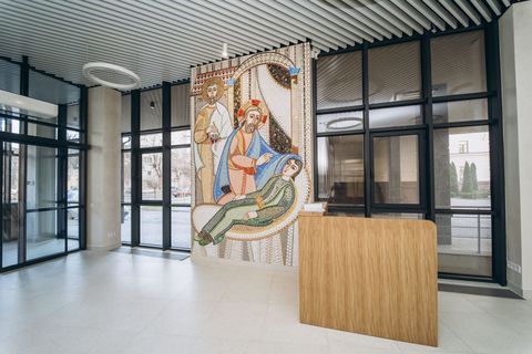 «Єдина медицина, яка є досконалою, — Божа», — отець Євген Андрухів про мозаїчну ікону у Клініці святого Луки в Івано-Франківську