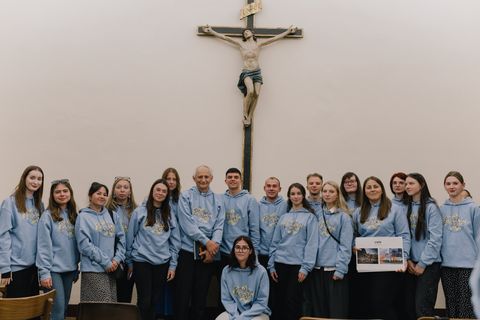 Українська молодь зустрілася з кардиналом Маттео Дзуппі під час місії «Обійми зцілюють»