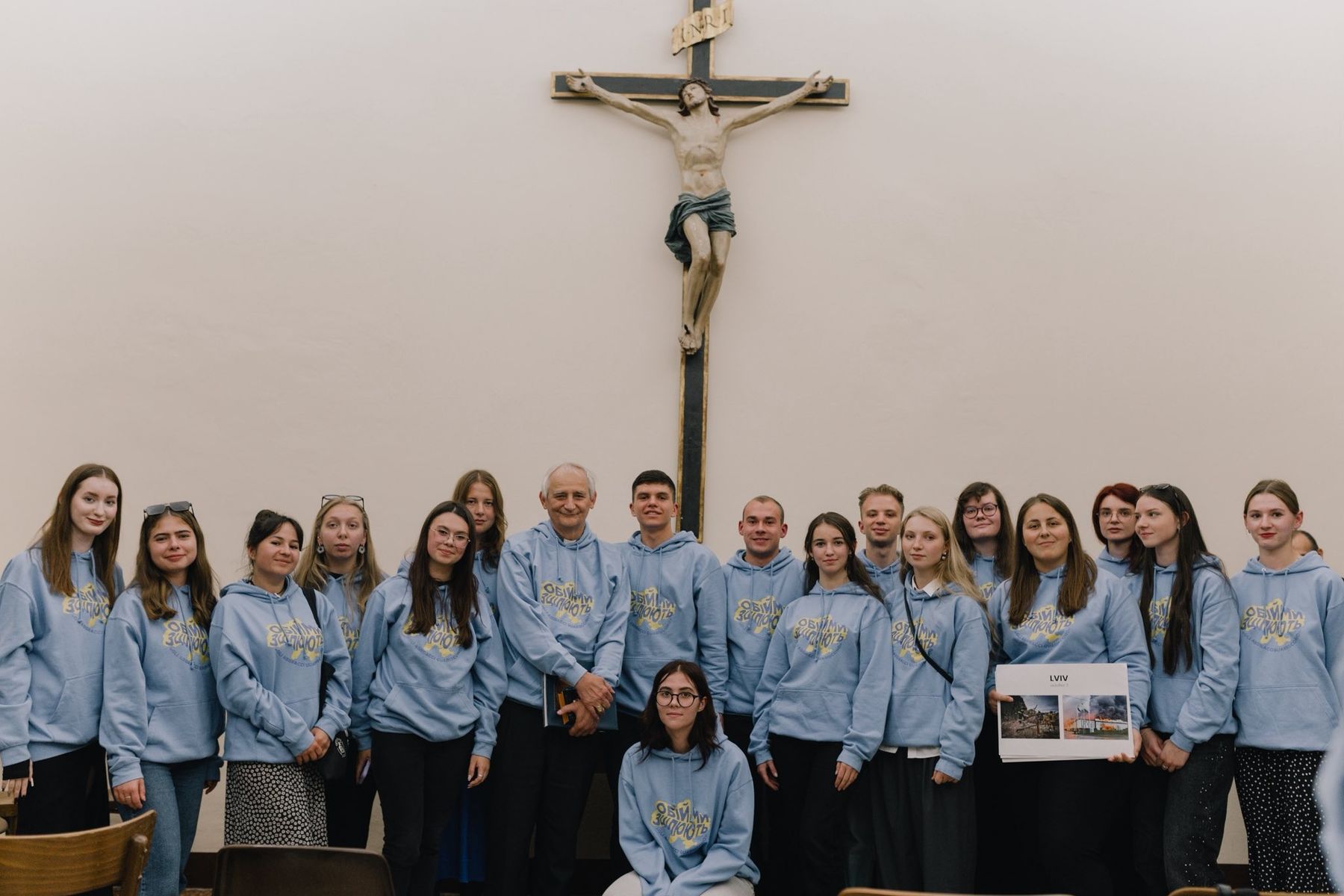 Українська молодь зустрілася з кардиналом Маттео Дзуппі під час місії «Обійми зцілюють»