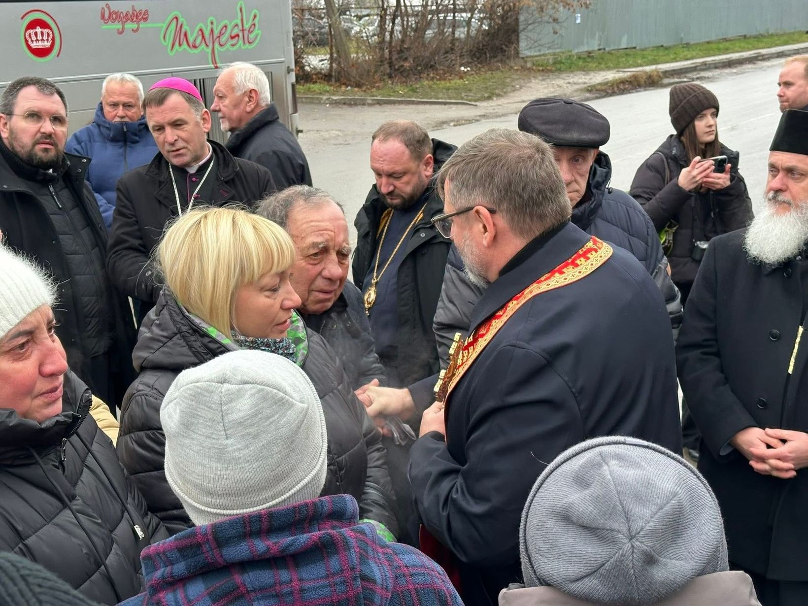 Глава УГКЦ з католицькими єпископами України на місці трагедії в Тернополі: «Ваш біль є болем усього тіла Христової Церкви» Глава УГКЦ з католицькими єпископами України на місці трагедії в Тернополі: «Ваш біль є болем усього тіла Христової Церкви»