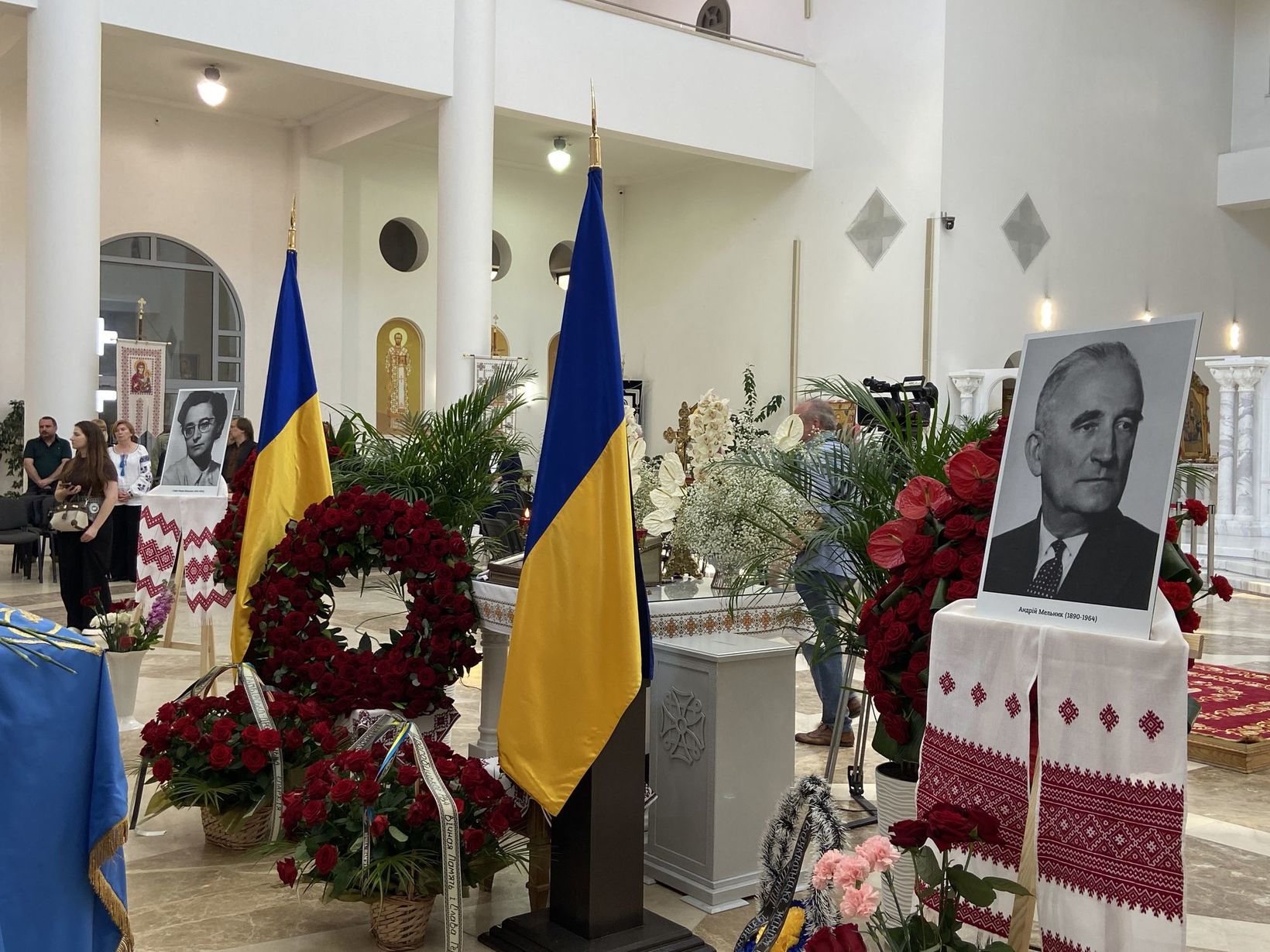 «Народ, який повертає своїх Героїв, повертає самого себе» — владика Йосиф Мілян під час перепоховання Андрія і Софії Мельників «Народ, який повертає своїх Героїв, повертає самого себе» — владика Йосиф Мілян під час перепоховання Андрія і Софії Мельників