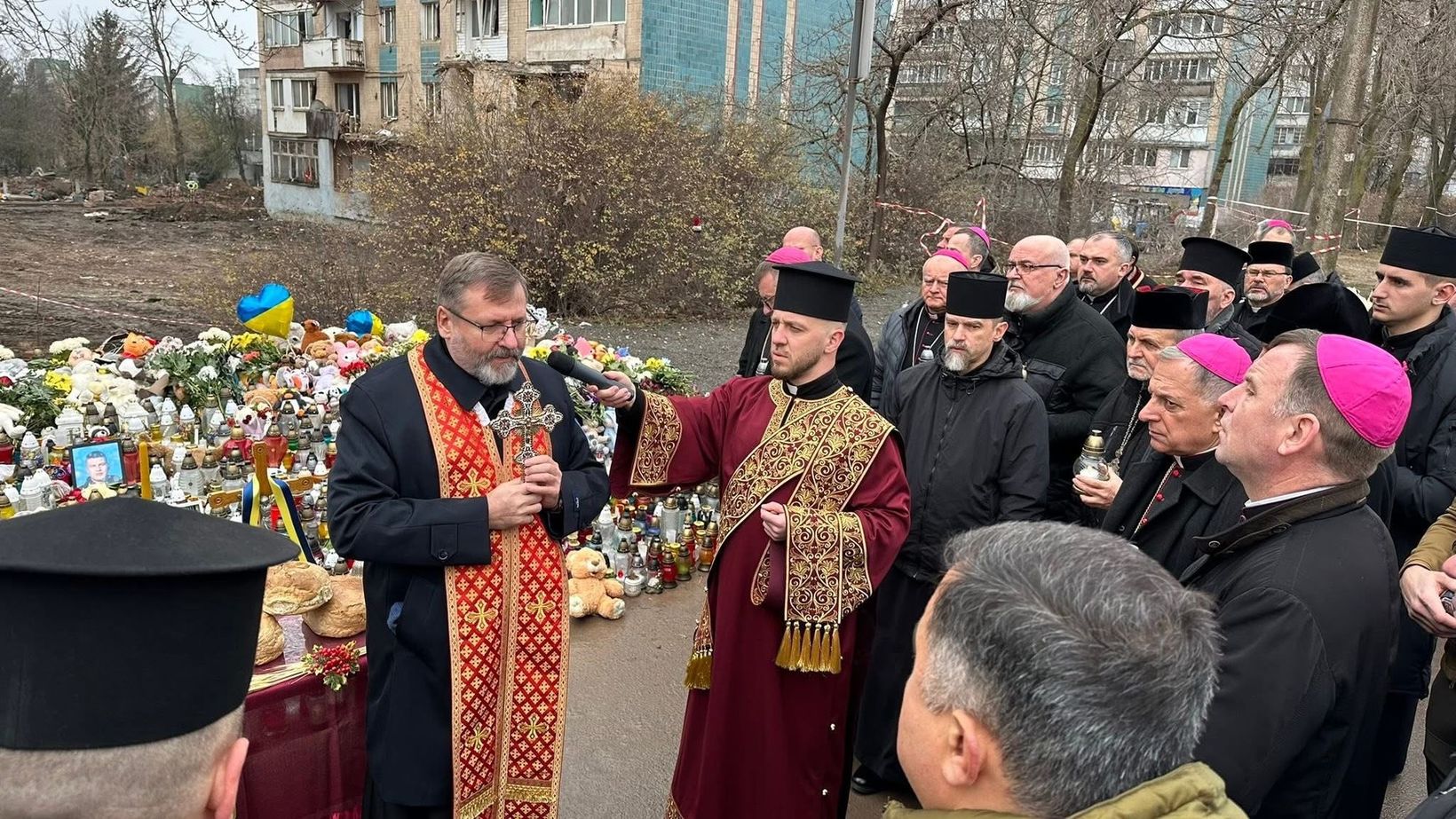 Глава УГКЦ з католицькими єпископами України на місці трагедії в Тернополі: «Ваш біль є болем усього тіла Христової Церкви» Глава УГКЦ з католицькими єпископами України на місці трагедії в Тернополі: «Ваш біль є болем усього тіла Христової Церкви»