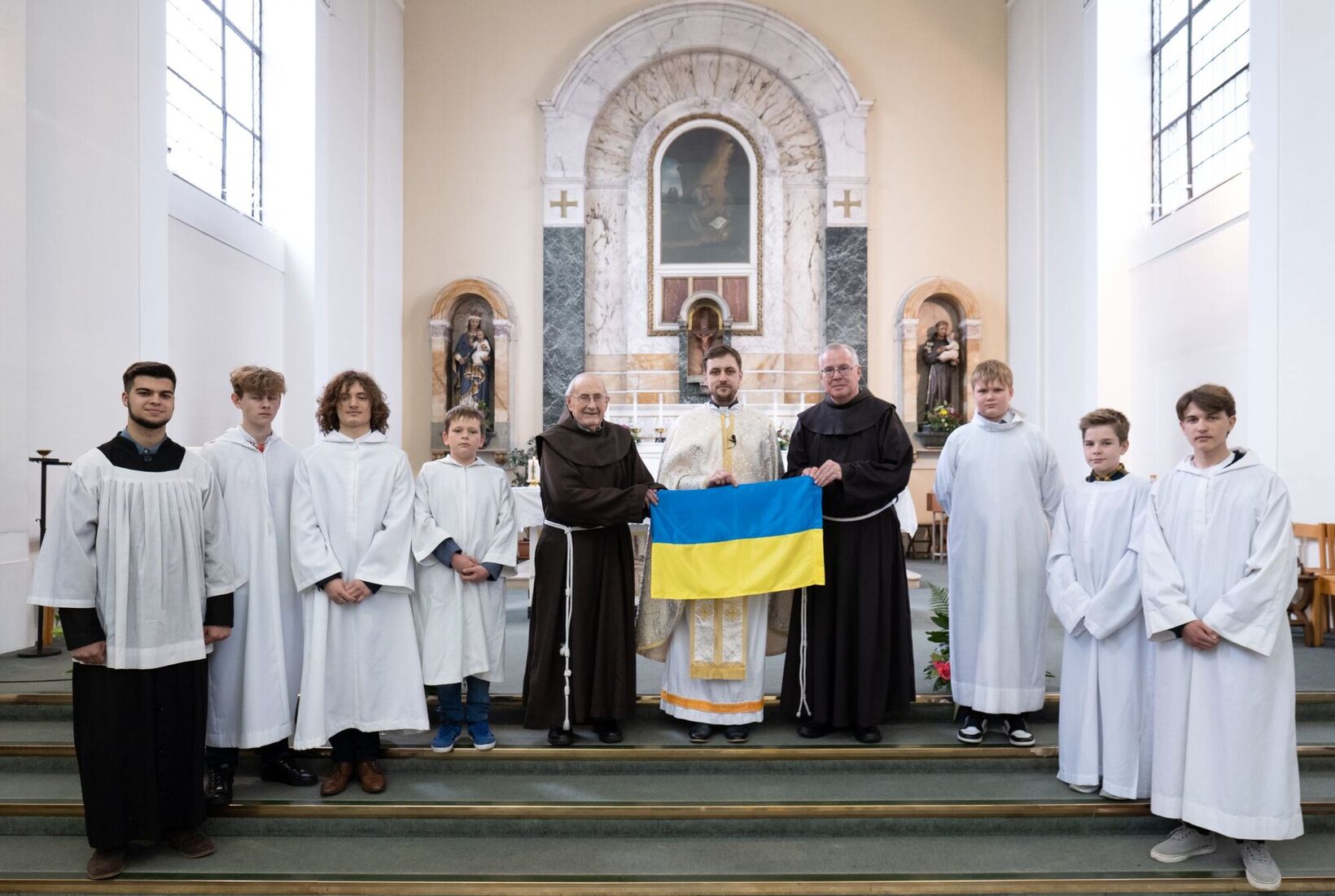 Отець Андрій Цяпута з ченцями францисканцями та українськими вівтарниками