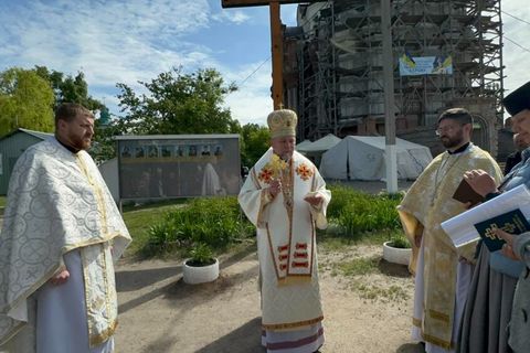 На подвір’ї катедрального собору Святого Миколая в Харкові відкрили щит пам’яті загиблих захисників України