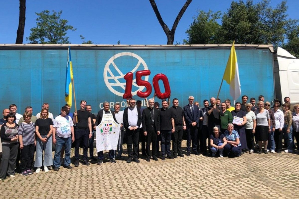 За підтримки Папи Лева XIV із Рима вирушила 150-та вантажівка допомоги для України