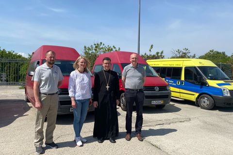 Ukrainian Community from Hanover Donates Cars for Medical Needs
