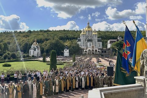 Військові, ветерани, капелани та родини героїв зібралися в Зарваниці на Всеукраїнській прощі надії