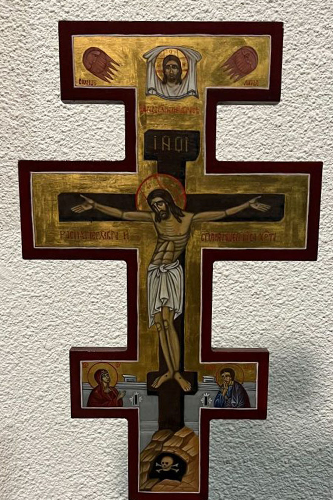Хрест з України, перед яким молодь Барселони молитиметься разом з Главою УГКЦ в базиліці Святого Сімейства у неділю, 26 лютого 2023 року