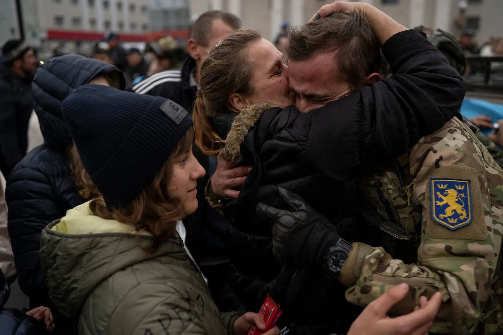 Українські мирні жителі та військові радіють звільненню Херсона, фото: Lynsey Addario для The New York Times