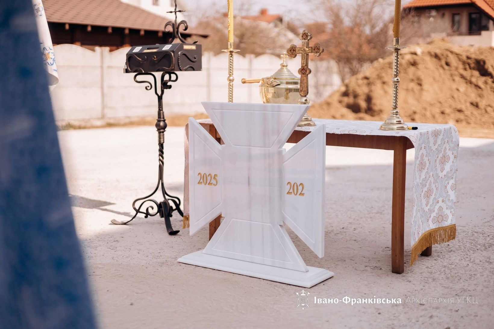 В Івано-Франківській архиєпархії освятили наріжний камінь майбутнього центру реабілітації та&nbsp;паліативної допомоги