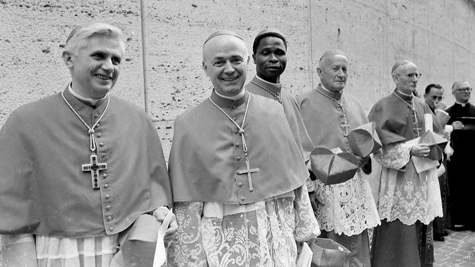 Кардинали під час Консисторії, 1977 рік, на фото зліва направо: Йозеф Алоїз Ратцінгер, Джованні Беннелі, Бернардін Гантін, Францішек Томашек