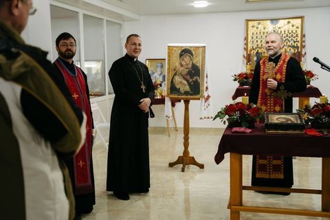 «Невтомні бабусі» плетуть маскувальні сітки, а храм стає пунктом незламності — як живе УГКЦ на Полтавщині
