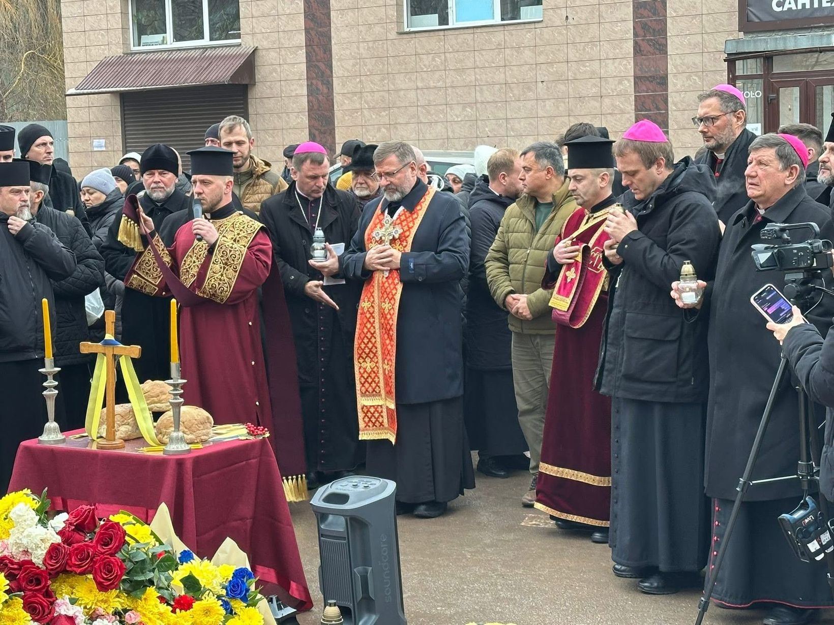Глава УГКЦ з католицькими єпископами України на місці трагедії в Тернополі: «Ваш біль є болем усього тіла Христової Церкви» Глава УГКЦ з католицькими єпископами України на місці трагедії в Тернополі: «Ваш біль є болем усього тіла Христової Церкви»