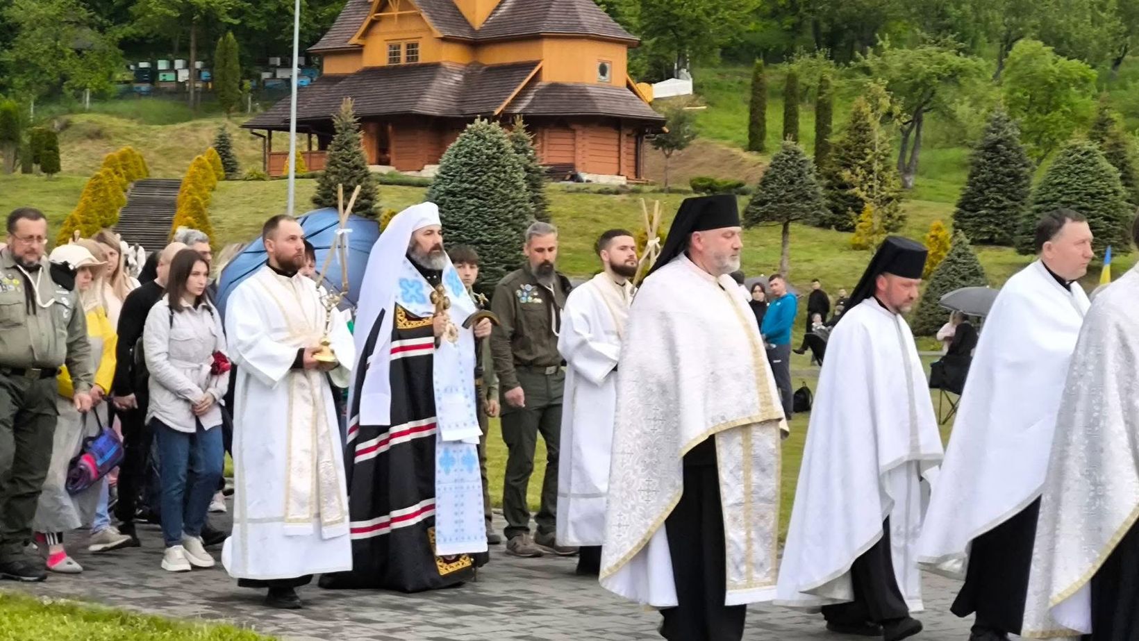 На горищі митрополичих палат в Уневі знайшли реліквії та коралі вартістю понад 10 тисяч євро На горищі митрополичих палат в Уневі знайшли реліквії та коралі вартістю понад 10 тисяч євро