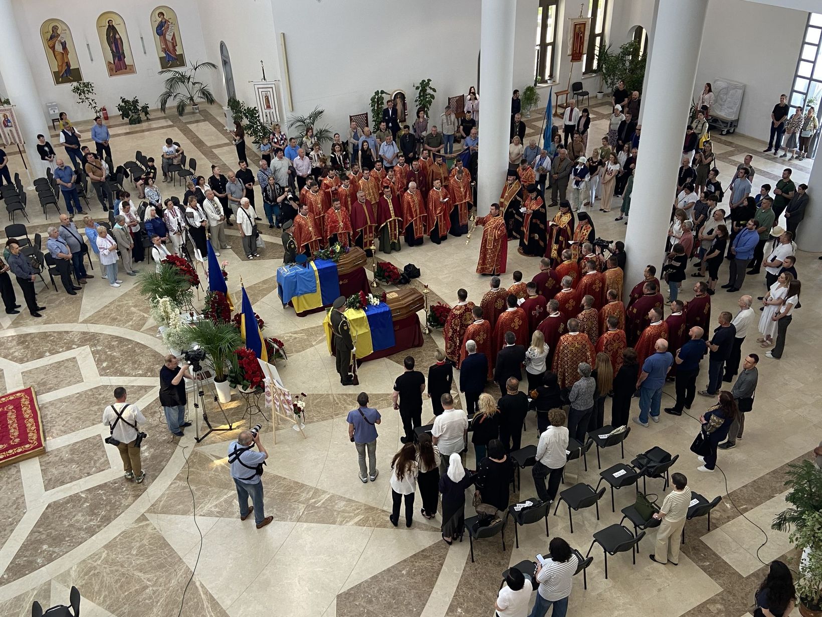 «Народ, який повертає своїх Героїв, повертає самого себе» — владика Йосиф Мілян під час перепоховання Андрія і Софії Мельників «Народ, який повертає своїх Героїв, повертає самого себе» — владика Йосиф Мілян під час перепоховання Андрія і Софії Мельників