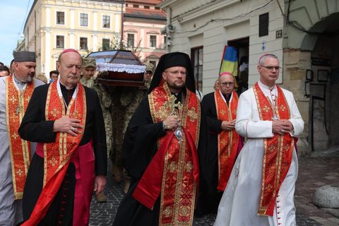 «Ми тут, щоб торкнутися ран війни»: делегація єпископів і мирян Австралійської Католицької Церкви відвідує Україну