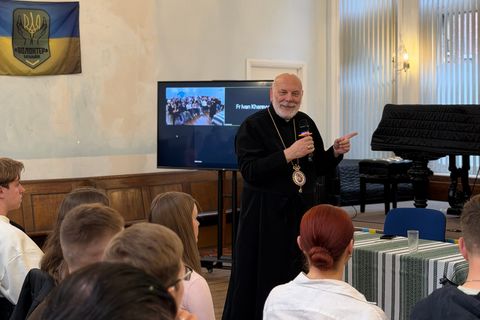 Українська молодь у Лондоні обговорила загрози штучного інтелекту для людської гідності 