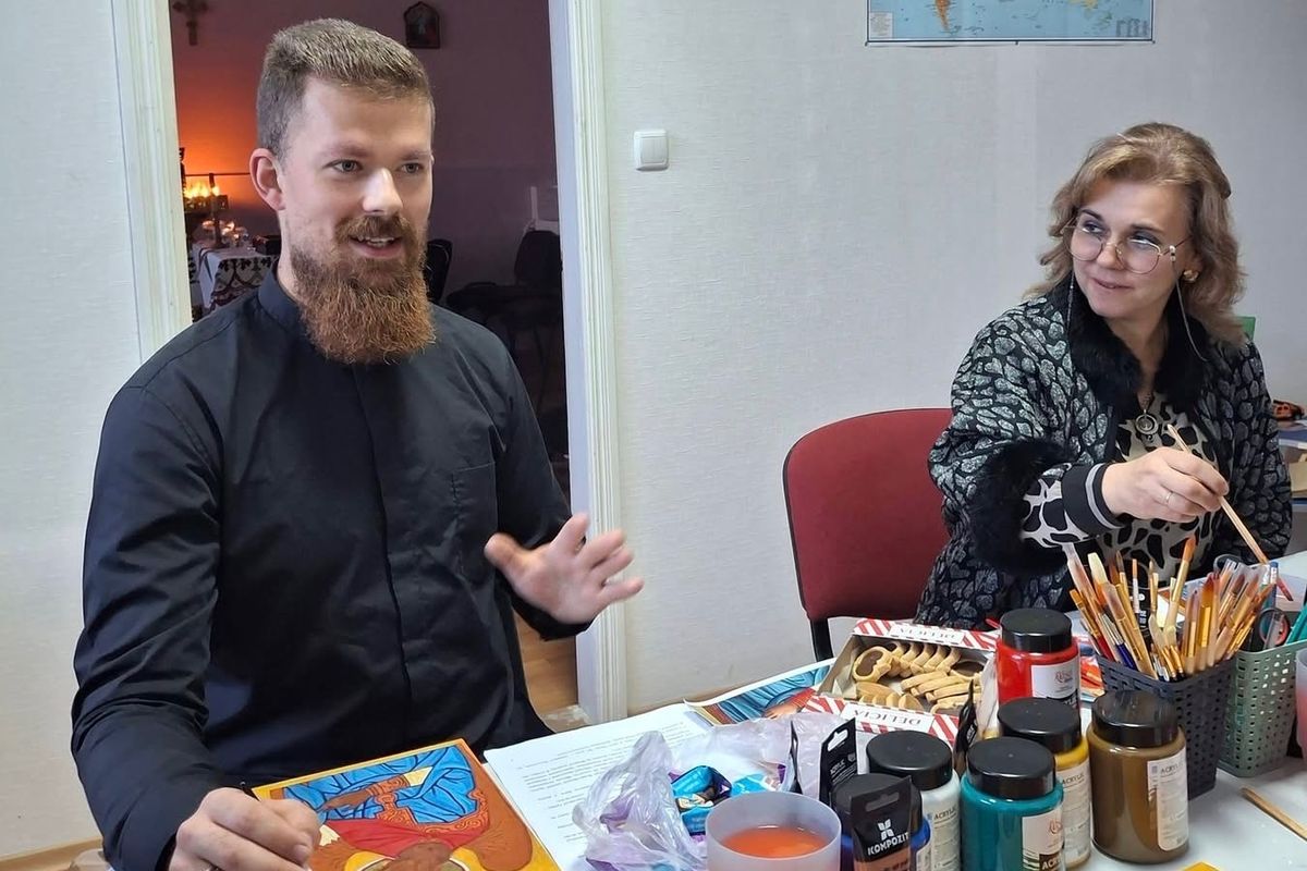 Ікона власними руками: як на Вінниччині священник безкоштовно навчає іконопису