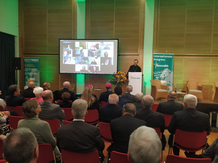 Владика Богдан Дзюрах виступає перед учасниками 25-го Міжнародного конгресу «Реновабісу» в Берліні