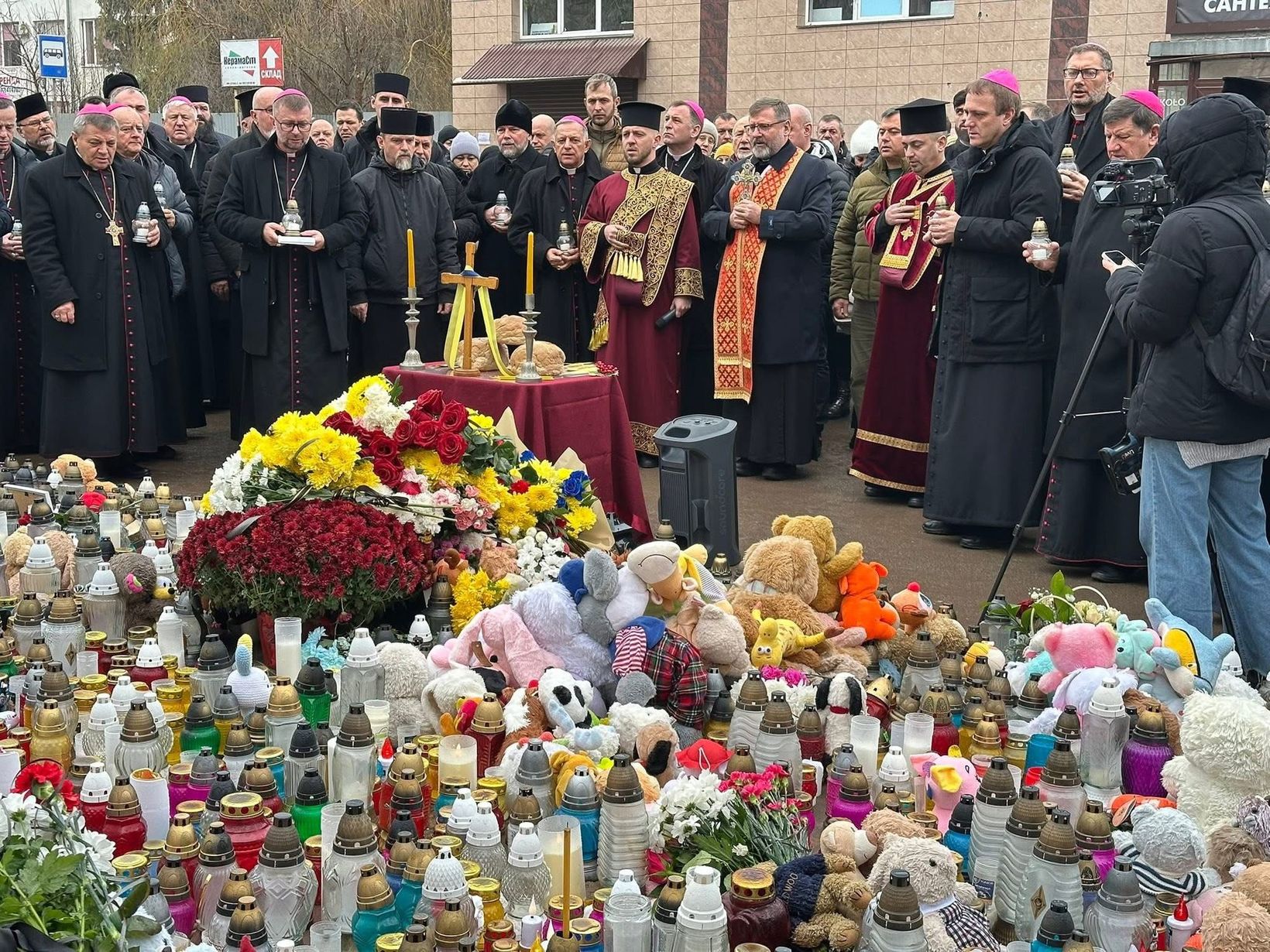 Глава УГКЦ з католицькими єпископами України на місці трагедії в Тернополі: «Ваш біль є болем усього тіла Христової Церкви» Глава УГКЦ з католицькими єпископами України на місці трагедії в Тернополі: «Ваш біль є болем усього тіла Христової Церкви»