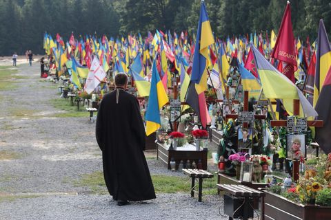 «На наших кладовищах багато життя», — владика Володимир Груца