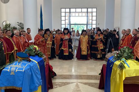 «Народ, який повертає своїх Героїв, повертає самого себе» — владика Йосиф Мілян під час перепоховання Андрія і Софії Мельників