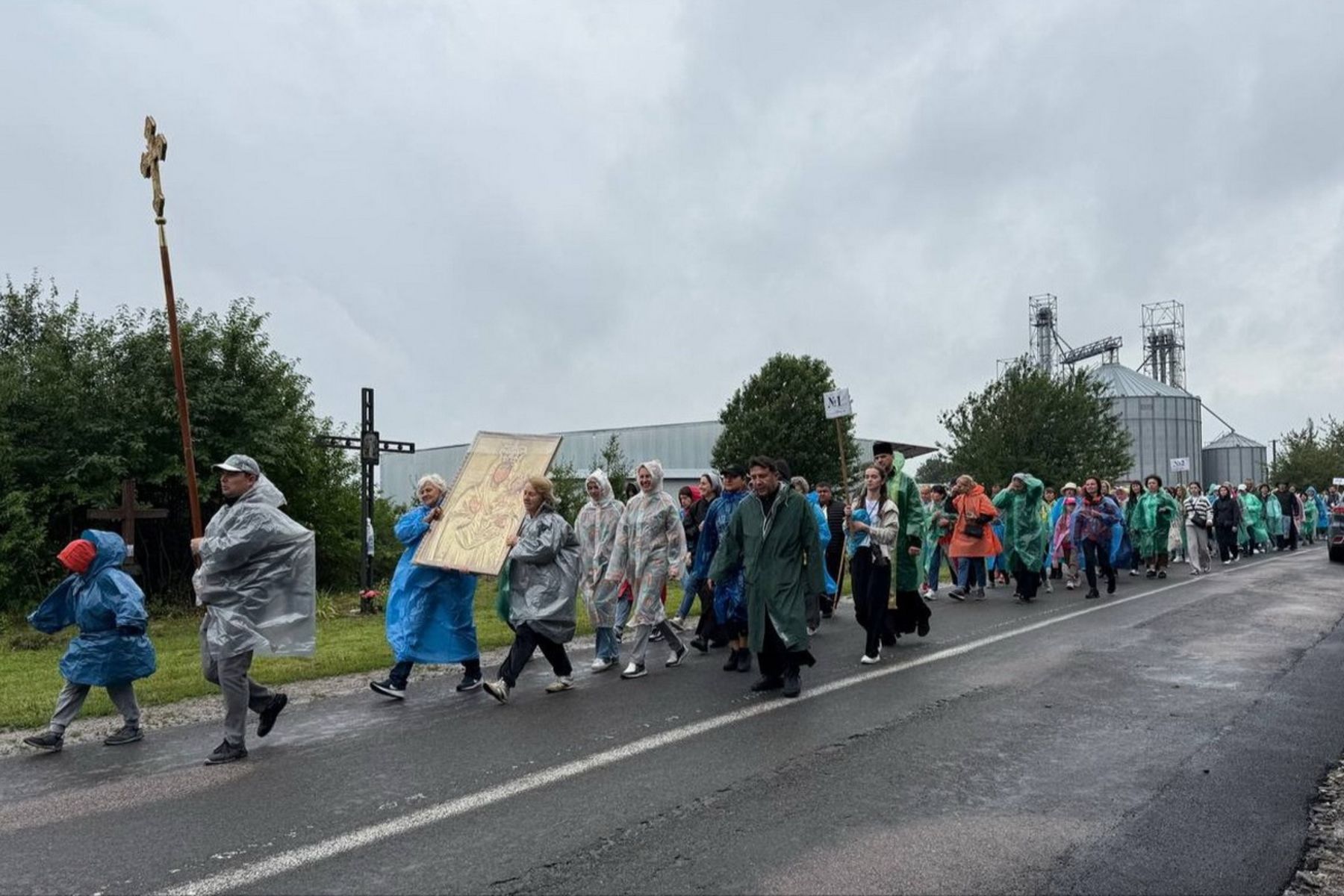 Сотні паломників вирушили до Зарваниці молитися за мир