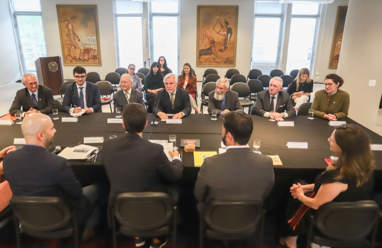 За участі митрополита УГКЦ у Куритибі підписано меморандум щодо впровадження української мови у місцевих школах За участі митрополита УГКЦ у Куритибі підписано меморандум щодо впровадження української мови у місцевих школах