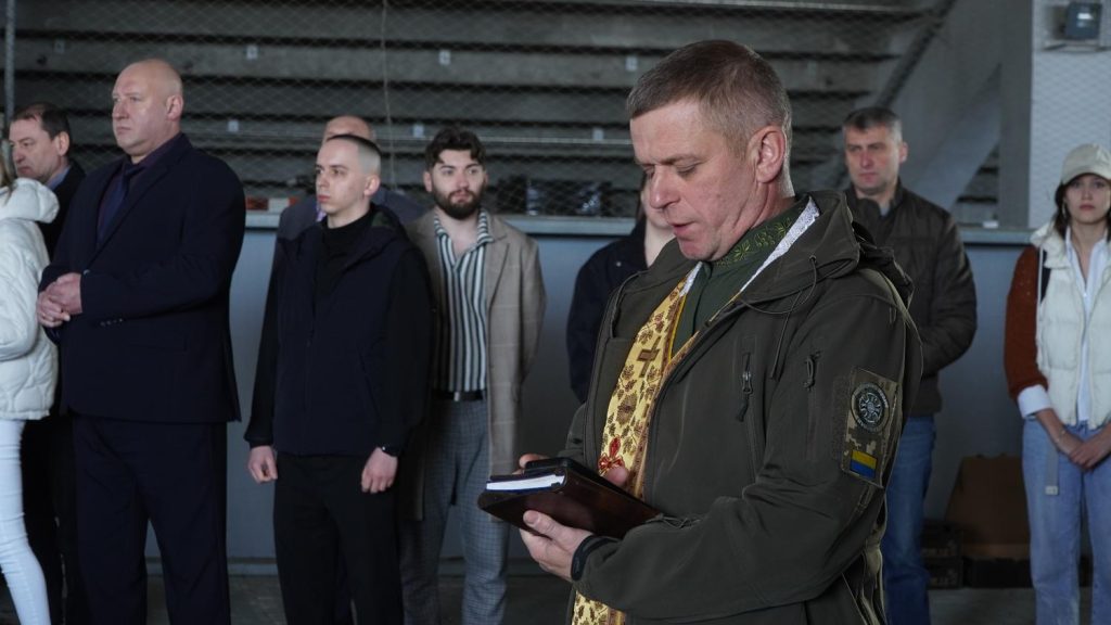 Вірні Сокальсько-Жовківської єпархії придбали для військових два позашляховики