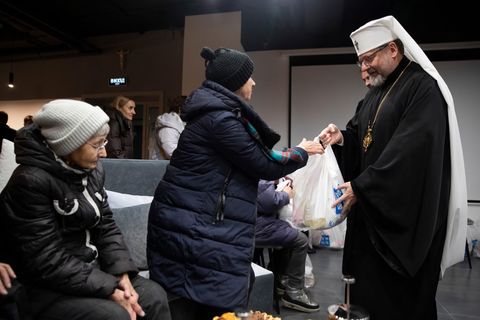 Блаженніший Святослав зустрівся з потребуючими у Патріаршому соборі