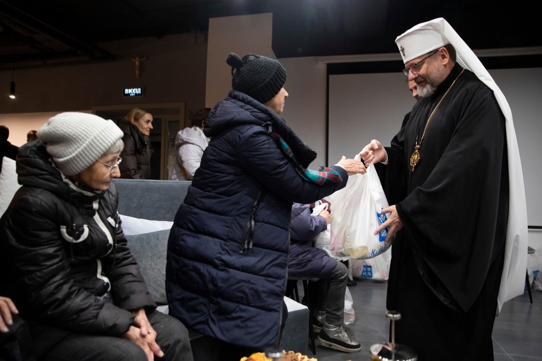 Блаженніший Святослав зустрівся з потребуючими в Патріаршому соборі