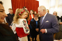 Принц Уельський спілкується з дітьми та їхніми матерями і волонтерами, які надсилають в Україну гуманітарну допомогу, фото: Jamie Lorriman / POOL